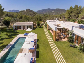 Hotel Modern villa with hot tub